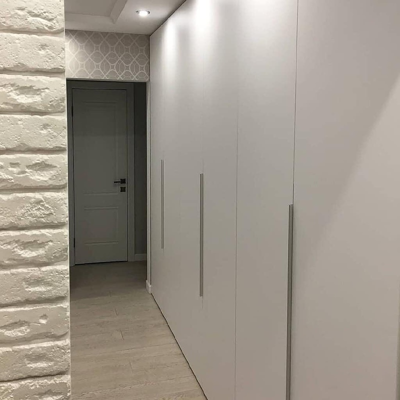 Встроенные распашные шкафы-Встроенный шкаф с белыми распашными дверями «Модель 48»-фото2
